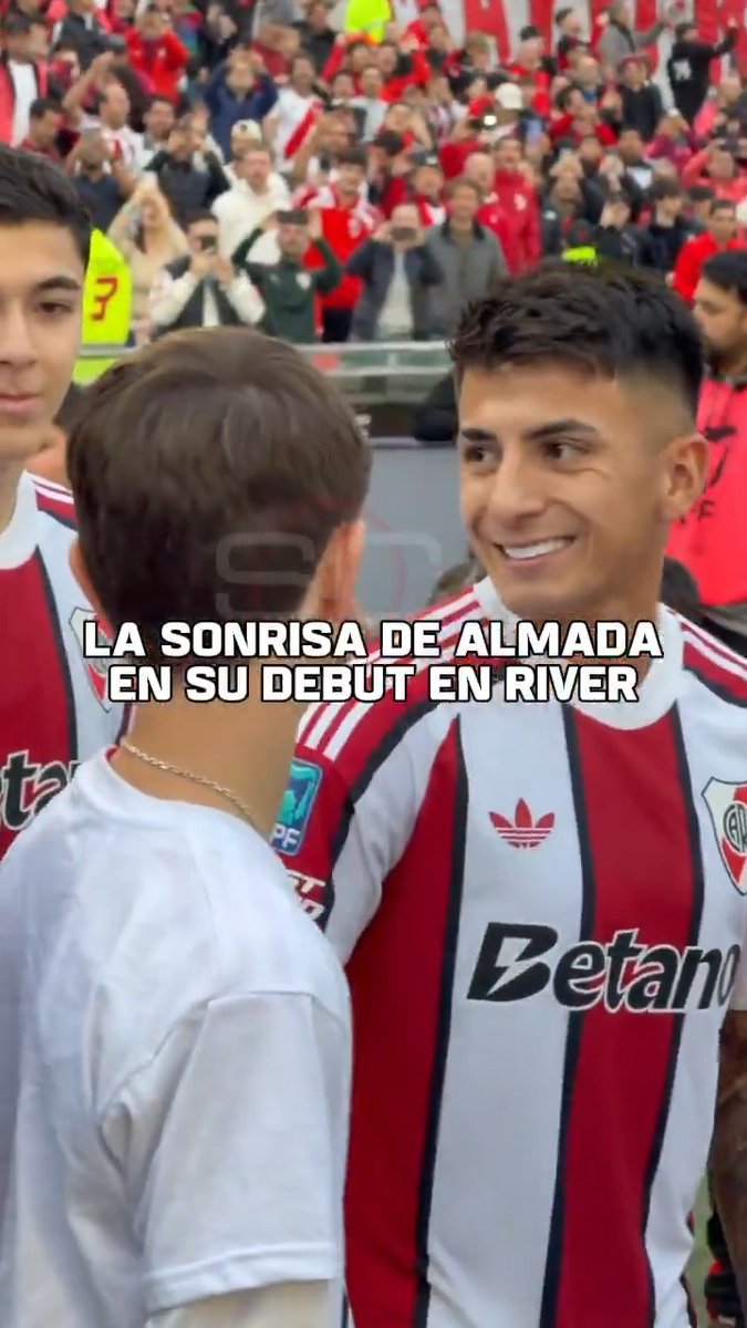 “Tristeza” Porque varios usuarios señalan la TRISTEZA en el rostro de Thiago Almada al ingresar al Más Monumental para su debut con la camiseta de River: “Esa sonrisa oculta su DOLOR”.