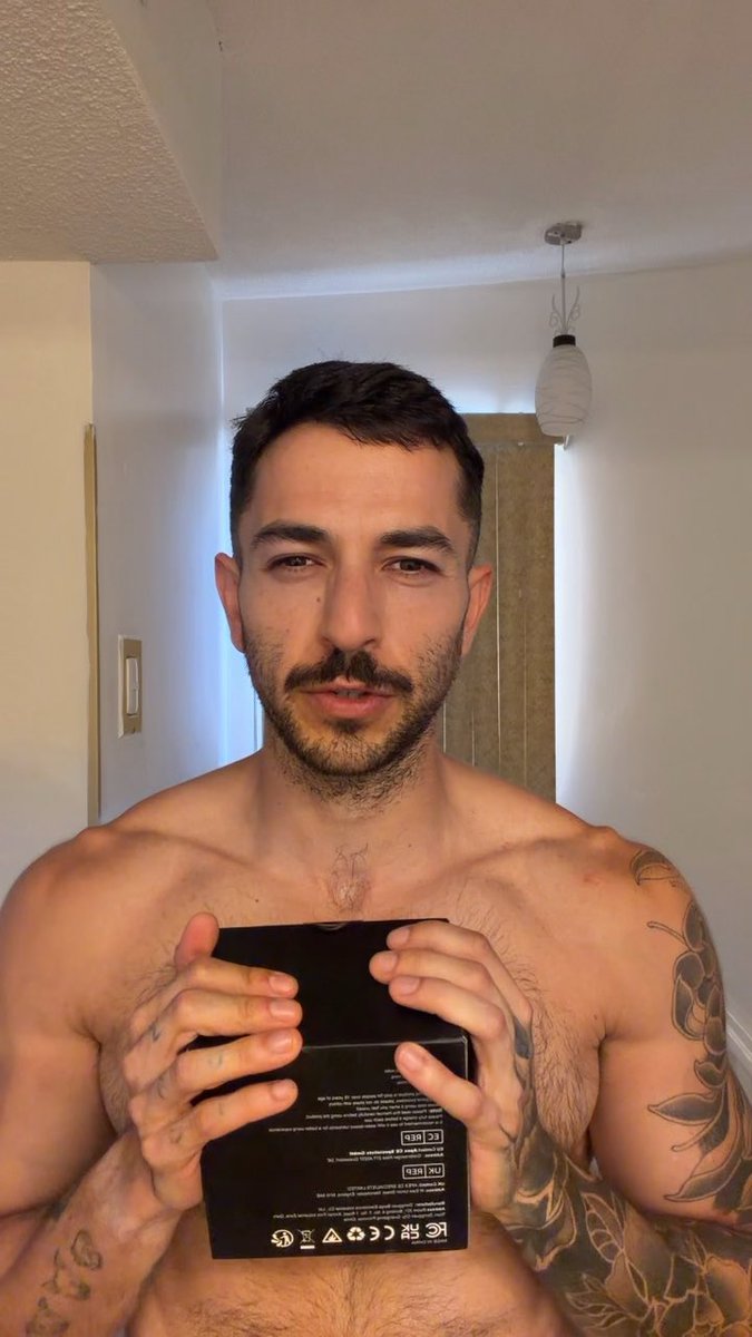 👀 Mañana se viene mi primer unboxing + prueba de un juguetito nuevo 😏 Porque sí: los hombres también podemos explorar nuestro placer sin pena y hablar de estas cosas con toda naturalidad. Y esto apenas empieza… se vienen reseñas de juguetes, lencería y más cositas 🔥 Si quieren ver el video completo mañana, ya saben dónde encontrarme 💙👇 #OnlyFans #MensLifestyle #MaleCreator #MensWellness #BodyPositive #ContentCreator #SelfPleasure
