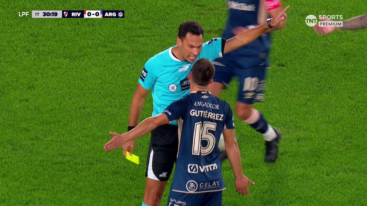LA INCREÍBLE AMARILLA DE GUTIÉRREZ ANTE RIVER El árbitro Facundo Tello amonestó al jugador de Argentinos luego de una protesta en el primer tiempo. #LPFxTNTSports
