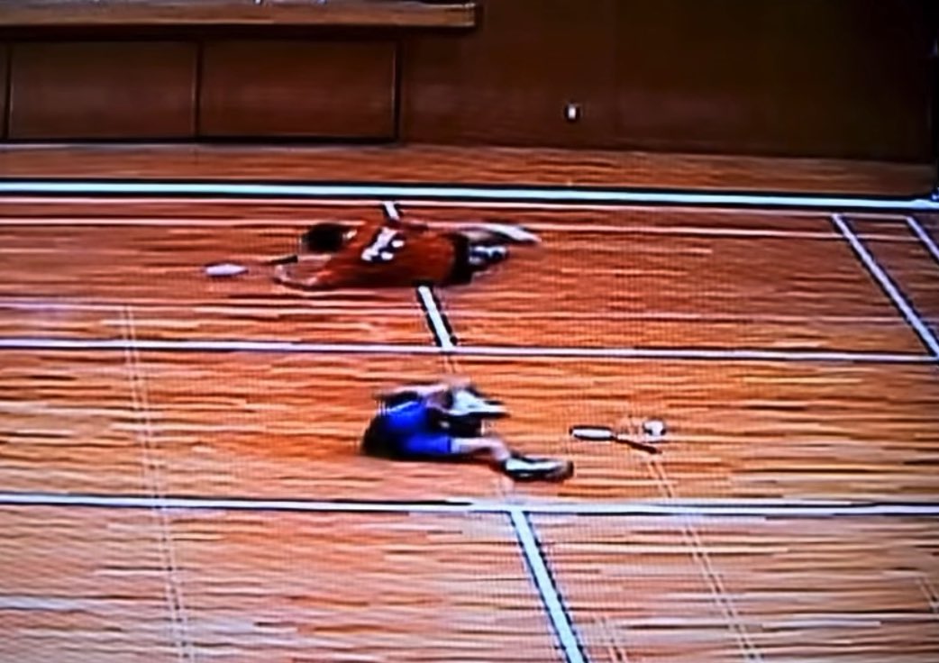 バトミントンの試合で同時に足をつる2人。 これがきっかけでペアを組む…