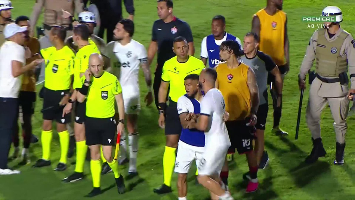 Lei Vini Jr. em ação: Arthur Cabral tapa a boca em discussão com o técnico Jair Ventura e é expulso após o apito final de Vitória 1 x 0 Botafogo.
