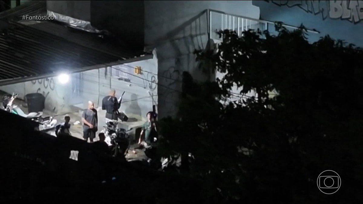 Traficantes usam bazuca anti-drone contra equipamento de reportagem do #Fantástico. Drones usados por criminosos para lançar bombas transformam o céu do Rio em mais uma frente da guerra entre facções.