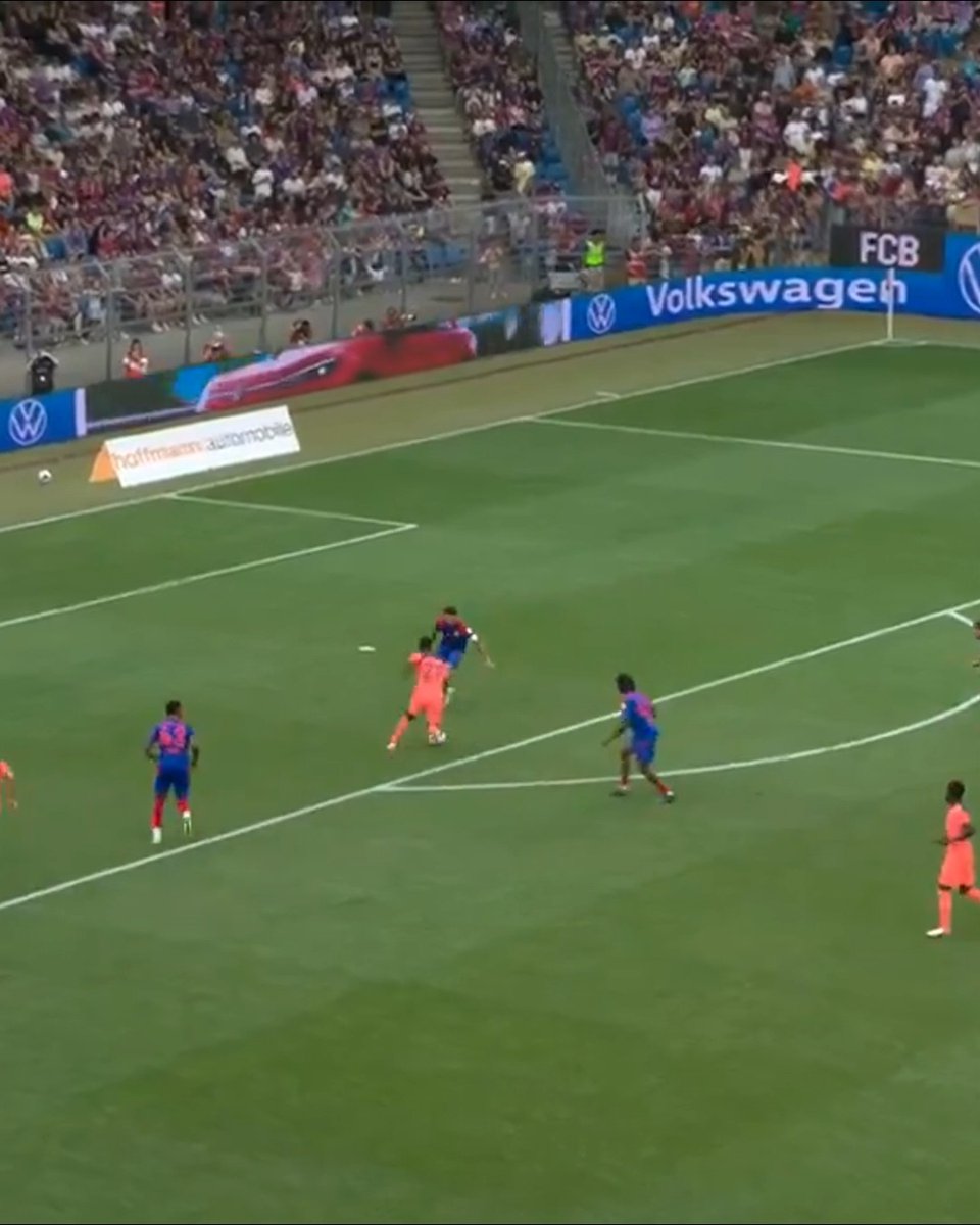 Ojito al doblete de Bisiwu en el amistoso de pretemporada entre Barcelona y Basel. 💥 Vía FCBarcelona/X