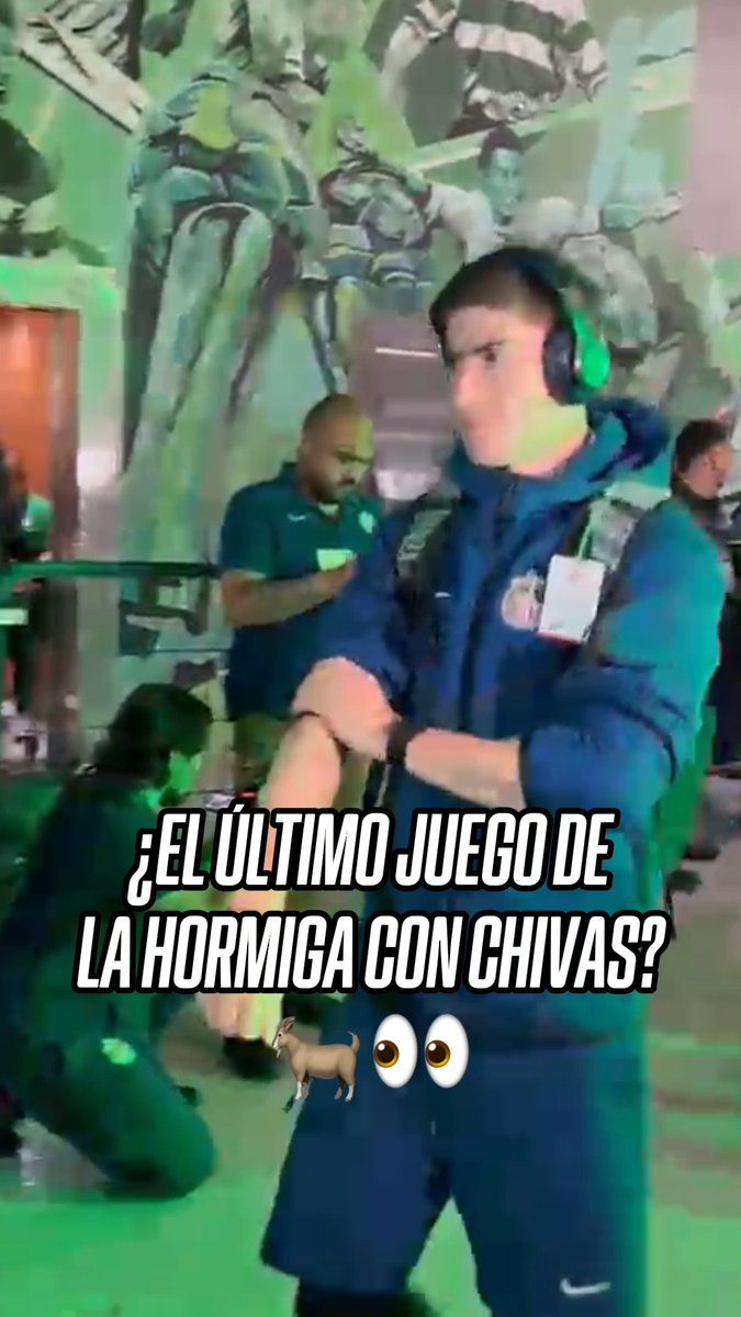 ¿LA HORMIGA SE VA DE CHIVAS? 😬 👀 Así llegó la Armando González al Estadio Corona para el partido ante Santos. Con la oferta del Olympiacos, no se sabe si podría ser su último partido como rojiblanco. 🥺