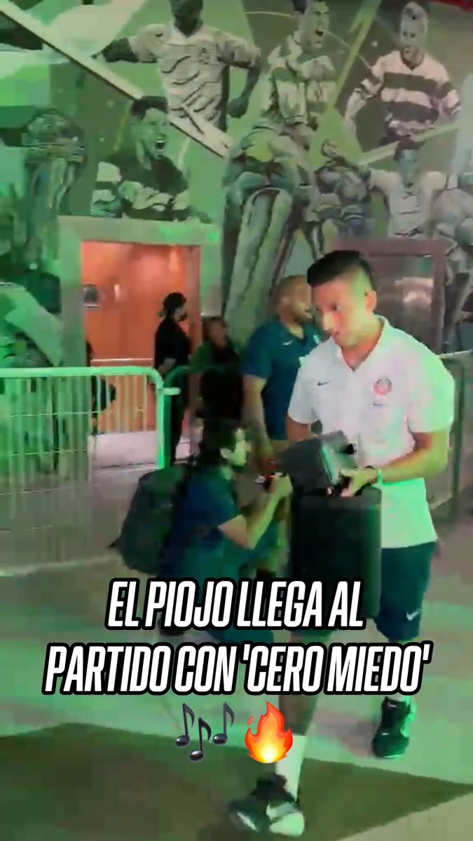 ¡CON TODA LA ACTITUD! 😎🔥 🔊 Roberto Alvarado llegó al Estadio Corona con la canción Cero Miedo de Marca Registrada.
