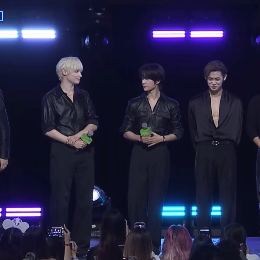 them not knowing who’s turn is it to speak is killing meee 😭😭 just gesturing for the other to speak