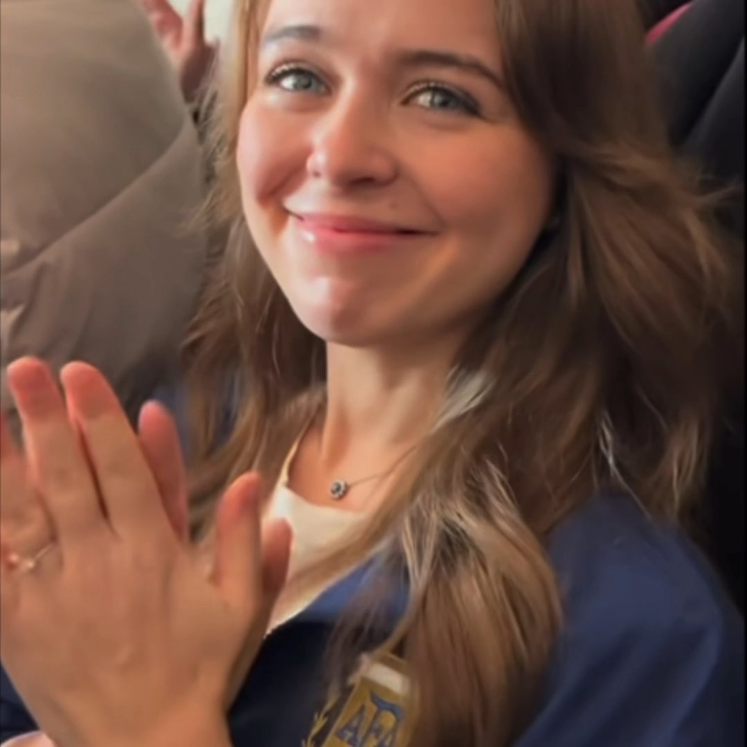 Russian woman is moved to tears to be officially an Argentine citizen now. Without a doubt, the dream of every foreigner in this country. I will be very happy when it is my turn to be able to tell everyone that I am an Argentine citizen. What great pride you can see in his eyes.