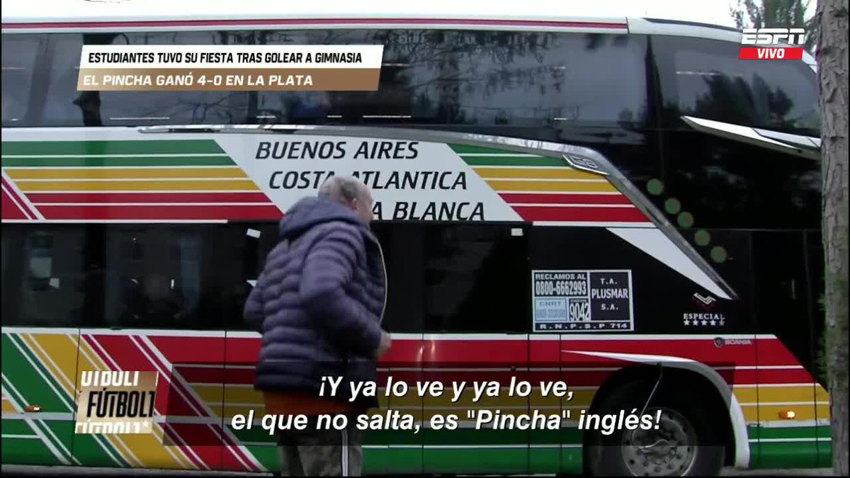 🤪 "Y YA LO VEN, EL QUE NO SALTA ES PINCHA..." La despedida que le dio este hincha del Lobo al plantel de Gimnasia antes partir hacia el Clásico. ▶️ Mirá #ESPNFútbol1 en el Plan Premium de #DisneyPlus