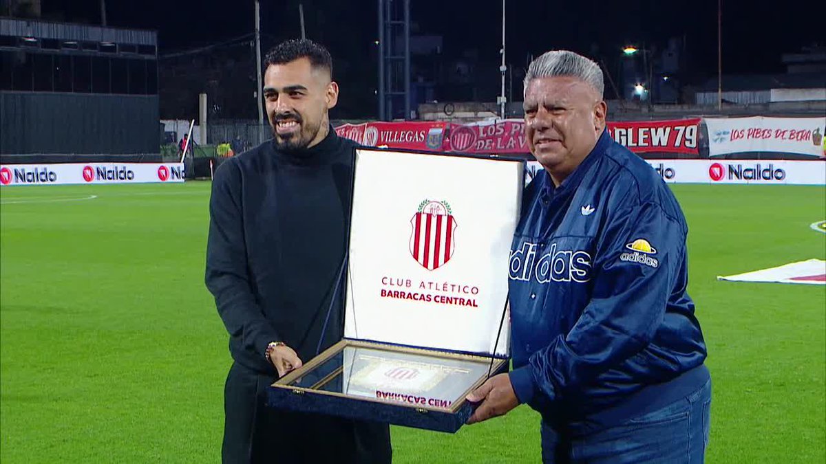 UNA NOCHE ESPECIAL PARA BARRACAS CENTRAL: Matรญas Tapia, presidente del Guapo, y el Chiqui Tapia, presidente de la AFA, con una plaqueta durante el entretiempo de la derrota 0-1 ante Rosario Central en la jornada en que se estrenรณ un nuevo sistema de iluminaciรณn.