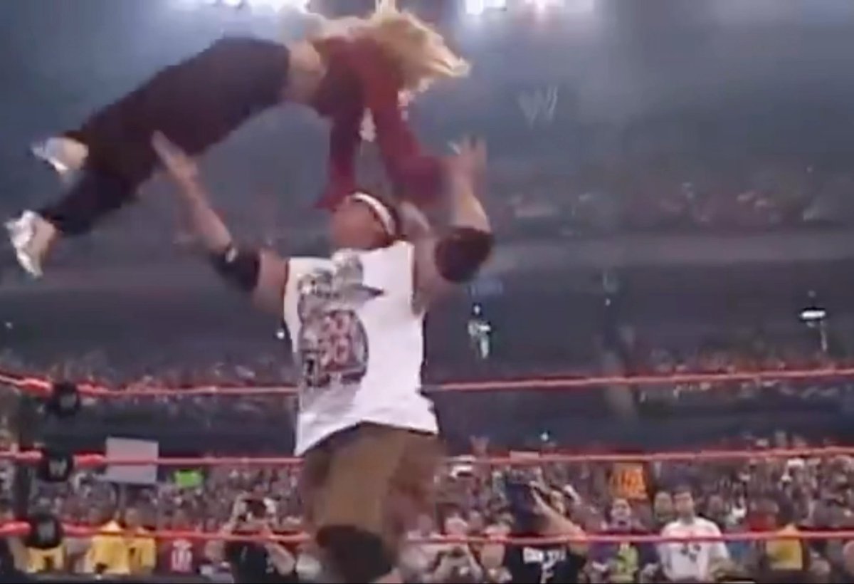 BRO LILIAN GARCIA DESERVES TO BE IN THE WWE HALL OF FAME FOR TAKING BUMPS LIKE THIS MAN 😭