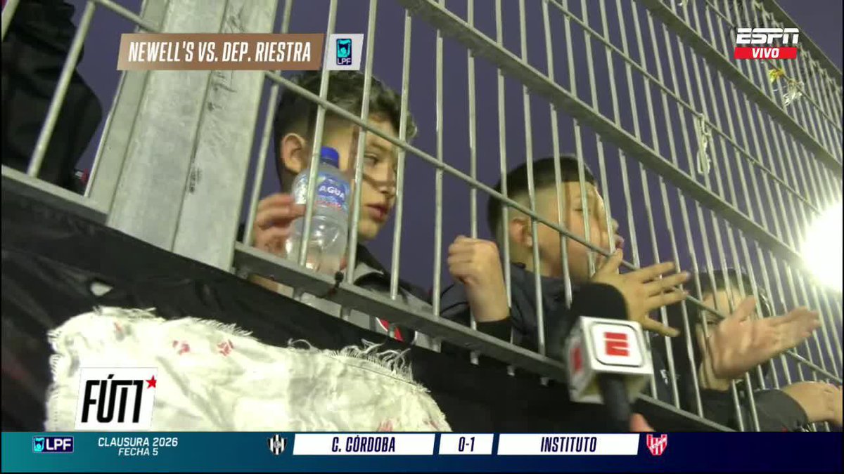 👀🙌 ¡LOCURA POR NACHO ARCE EN ROSARIO! Un grupo de niños hinchas de Newell's le pidieron su camiseta al arquero de Riestra y ¡se llevaron una foto de regalo! ▶️ Mirá #ESPNFútbol1 en el Plan Premium de #DisneyPlus
