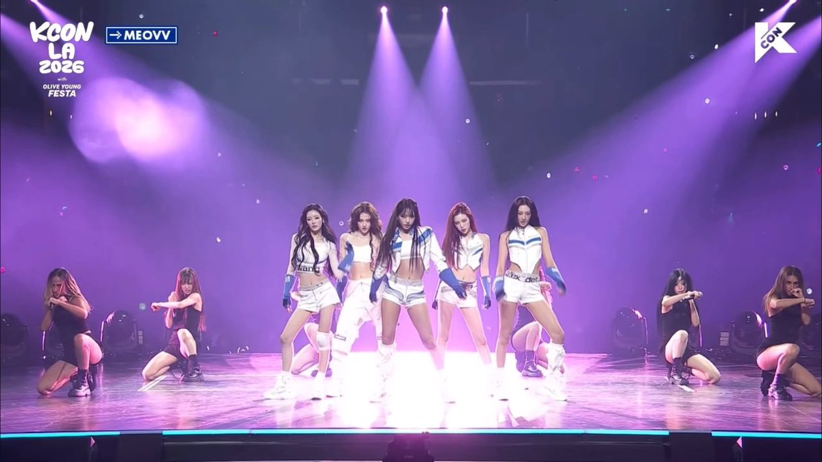 MEOVV performing Hit’em at KCON LA