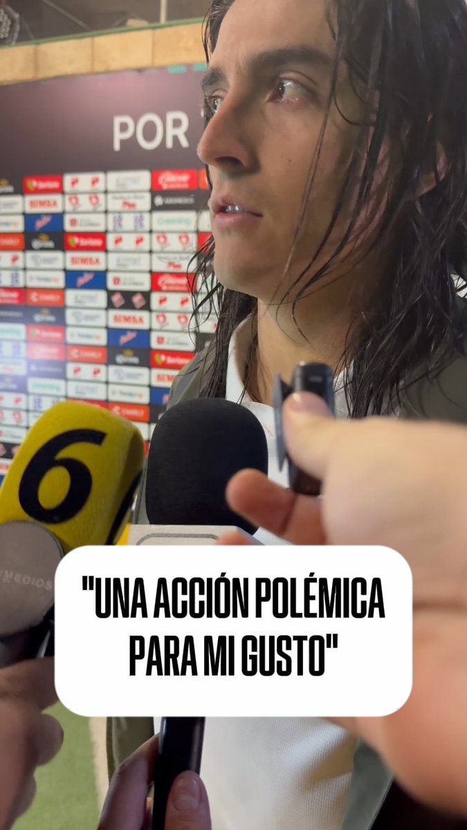 ¡Carlos Acevedo molesto con el arbitraje! El portero de Santos muestra su frustración en el penal a favor de Chivas.