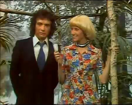 Il y a 50 ans, Michel Sardou présente le groupe Kraftwerk sur le plateau de "Midi Première" de Danielle Gilbert et prédit l'avènement prochain de la musique électronique. Tout simplement. #prophète #schnock #kraftwerk #michelsardou