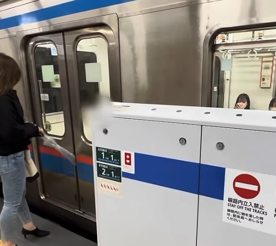 ギャルさん 傘を挟んでドアをこじ開けようする。 運転手素晴らしい判断!!