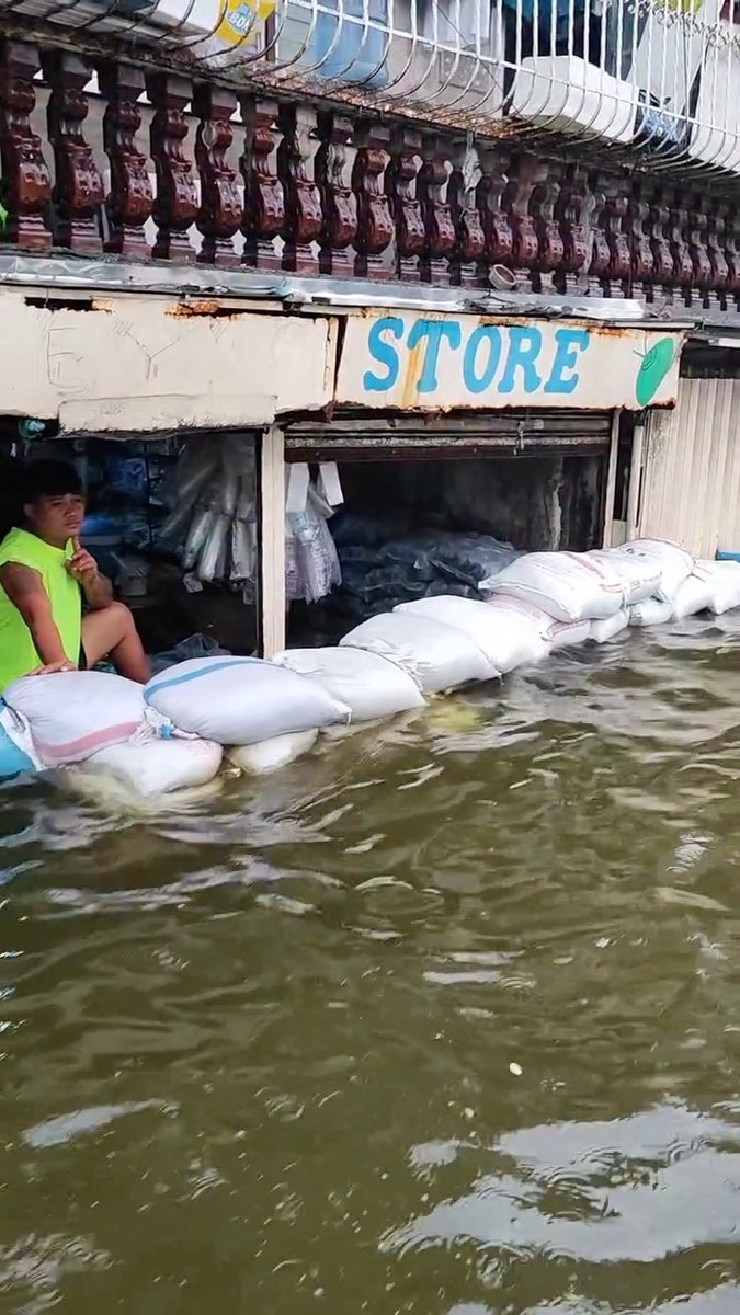 ‘DISKARTENG PINOY’ VS FLOODING A store in Macabebe, #Pampanga, gets creative in keeping #floodwaters out, using an improvised barrier as flooding affects the surrounding area on Monday, 17 August 2026. “Successful ang flood control,” quipped the page Cabalen Macabebe, Pampanga, contrasting the simple setup with the billions of pesos spent on flood control projects that have recently come under intense public scrutiny. | Cabalen Macabebe, Pampanga/Facebook #dailytribune