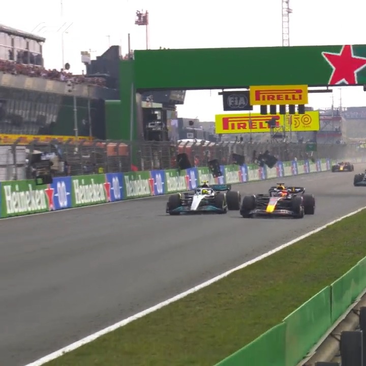 When Max Verstappen timed the safety car restart perfectly in Zandvoort and nearly overtook Lewis Hamilton before the start/finish line 😳