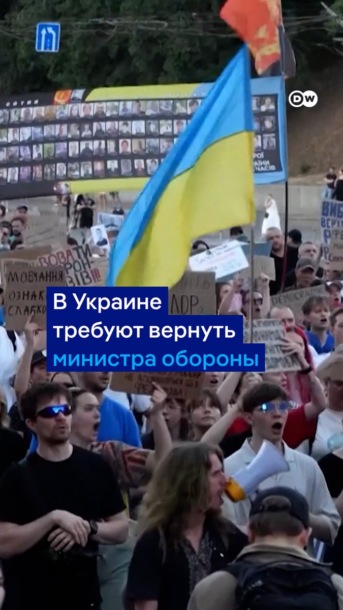 В Украине второй месяц не стихают протесты против отставки главы Минобороны Михаила Федорова. "Мы будем стоять до конца", - говорят участники акций