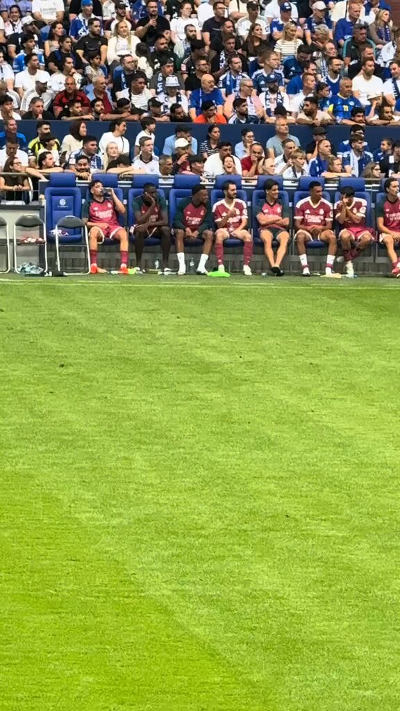🚨 Arda Güler ve Kylian Mbappe, yedek kulübesinden Vinicius Junior’a gülüyor.. 😅