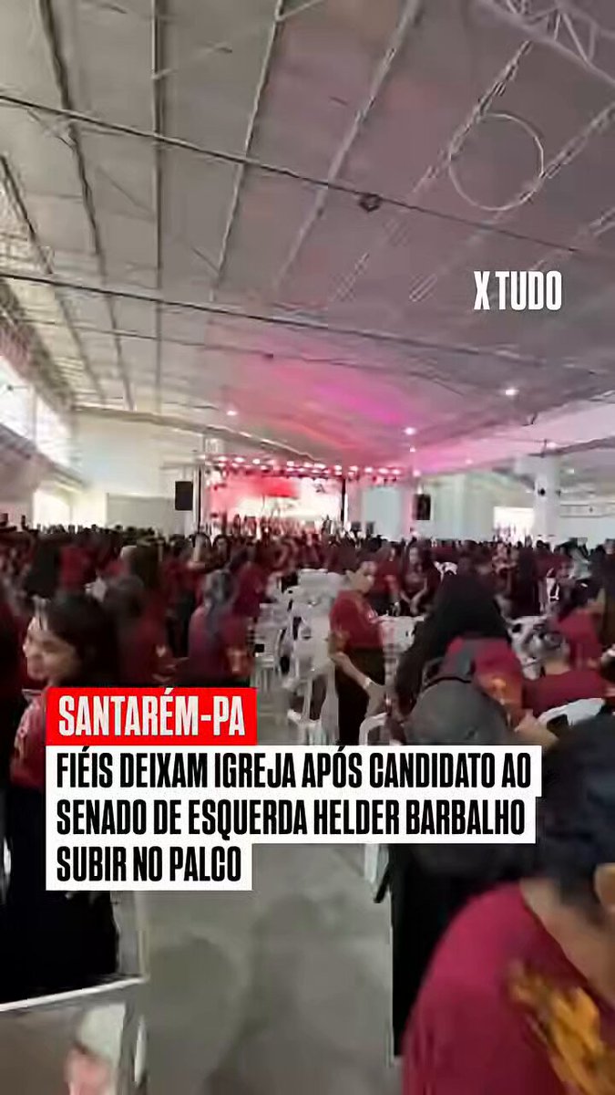 Os cristão saíram da igreja, assim que Helder Barbalho subiu no púlpito