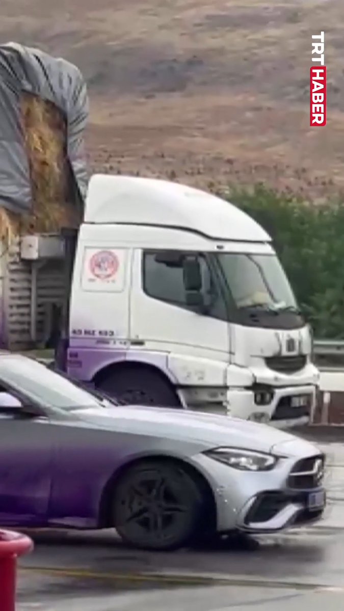 Antalya’da boya taşıyan tır devrilince yoldan geçen araçlar mora boyandı.