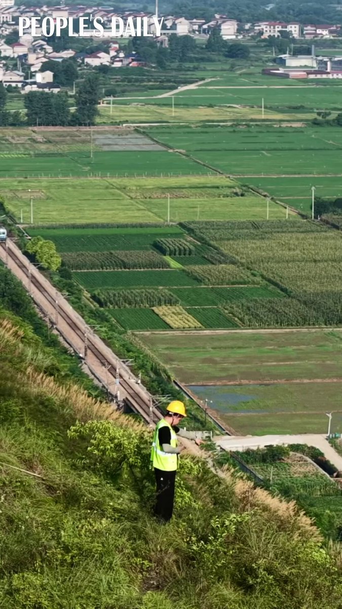 Behind every safe journey are railway maintenance workers. For those working in the Wuling Mountains of central China's Hunan Province, the workers sometimes need to climb steep cliffs to clear loose rocks and eliminate safety hazards. Kudos!
