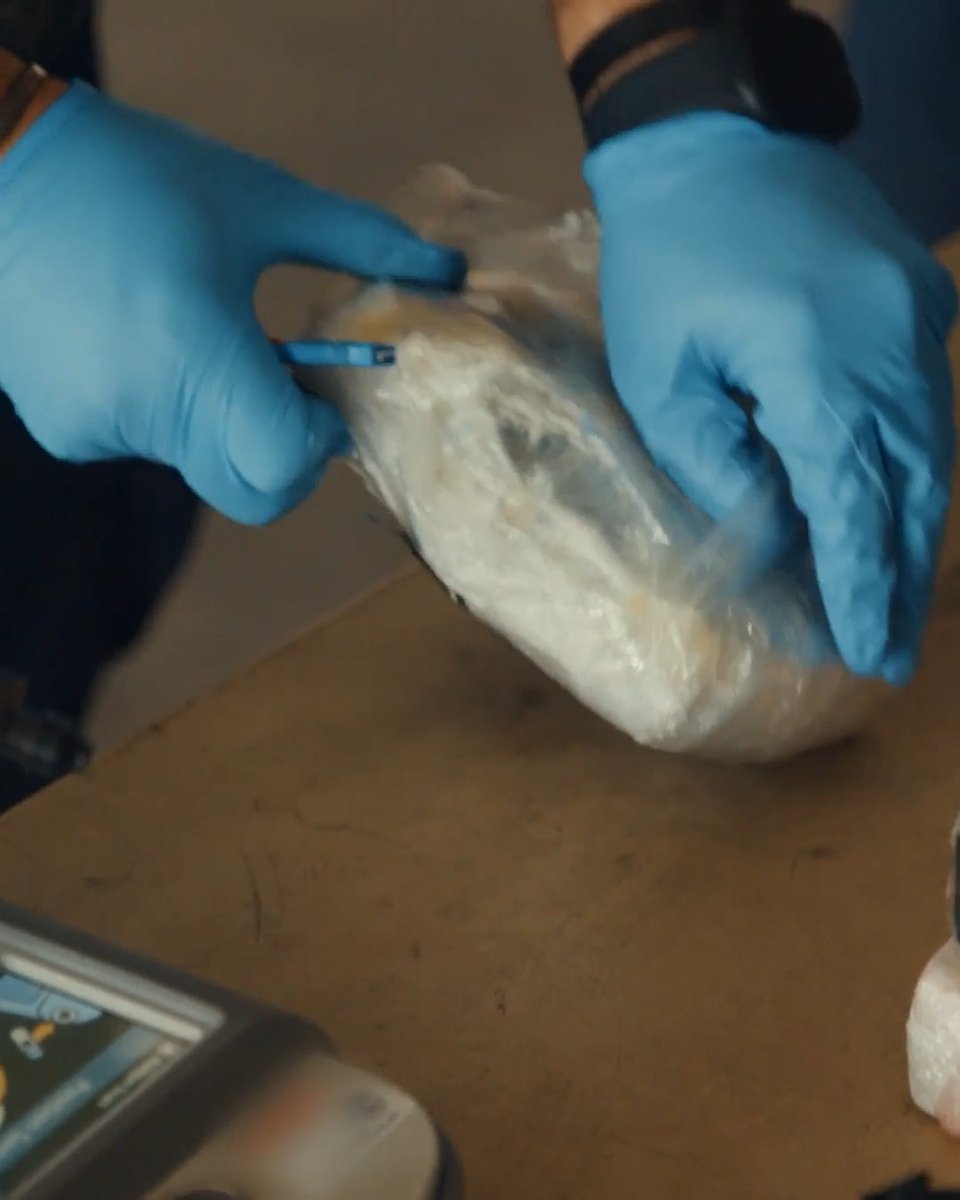 What looks like a major cocaine bust takes an unexpected turn... Catch the full story on #Contraband: Seized at the Border tonight at 8P on Discovery.