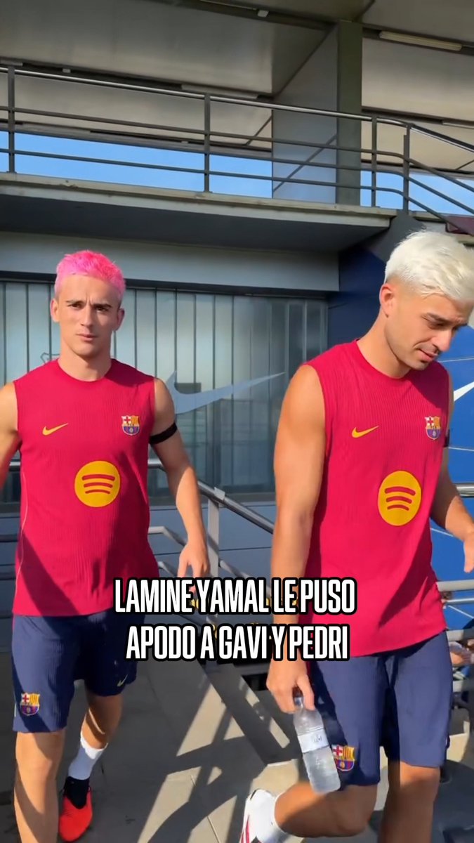 "CHUPA CHUPS" 😂😂 Lamine Yamal no dejó pasar el momento de molestar a Gavi y Pedri por su tinte de pelo. (vía barcelona)