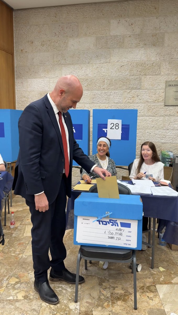 הגעתי לעיר הקודש, ירושלים, כדי להצביע ופגשתי חבר יקר ששמחתי לשמוע שגם הוא שם 101 בטופס!