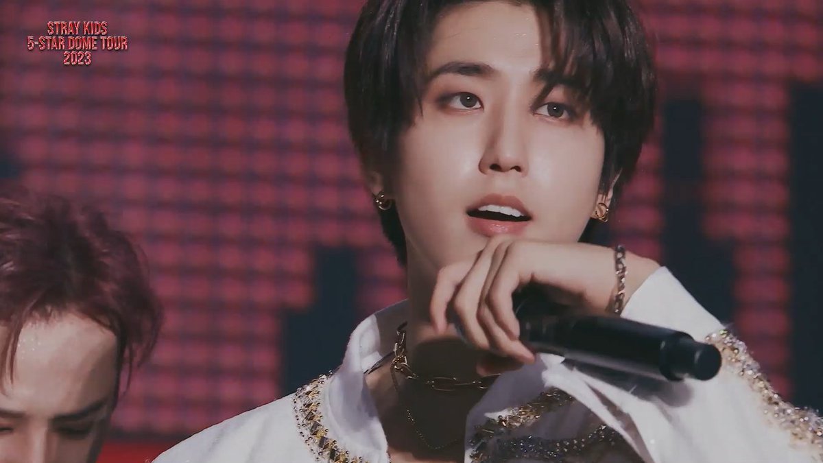 lo que empieza a sonar en mi cabeza cuando recueredo q stray kids es el único grupo en la historia con 9 albums consecutivos en llegar al billboard 200