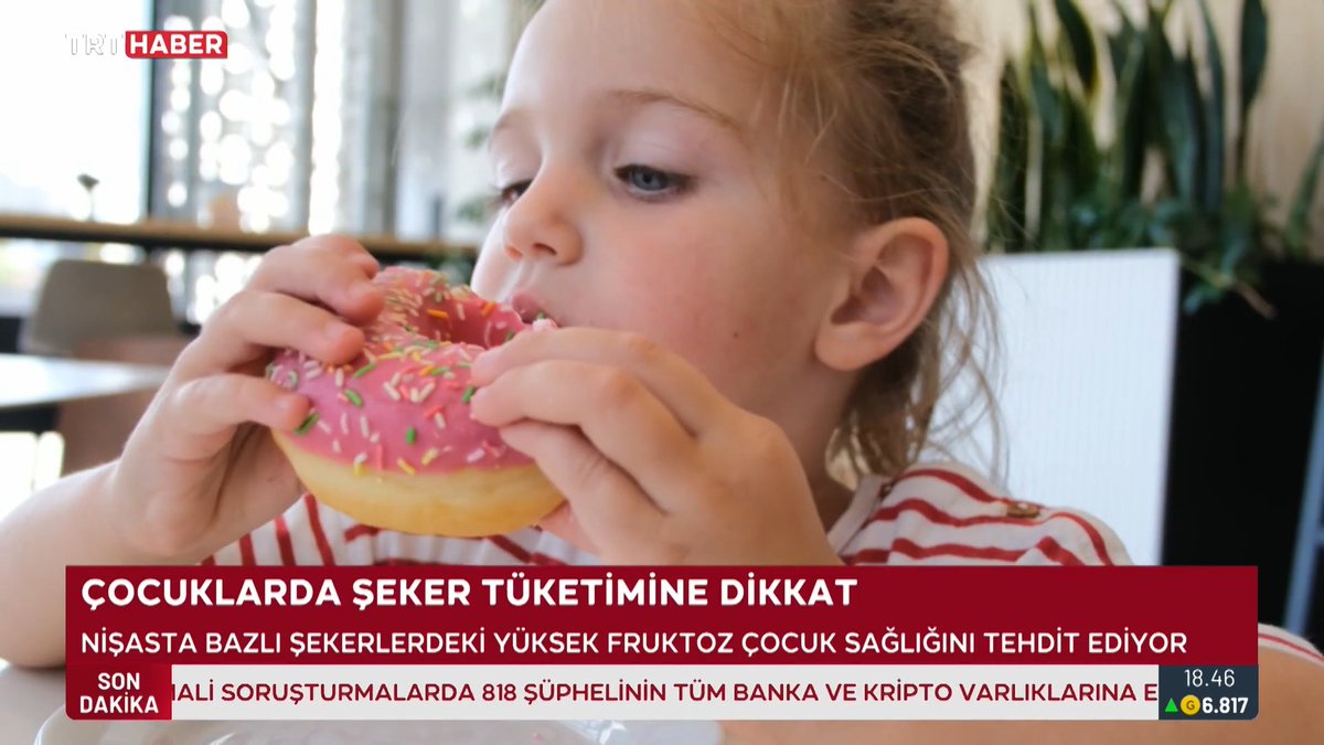 🧃Paketli gıdalar, şekerli içecekler... Nişasta bazlı şeker içeren bu ürünlerdeki yüksek fruktoz oranı, çocuk sağlığını tehdit ediyor. Uzmanlar, aşırı şeker tüketiminin obezite, insülin direnci ve karaciğer yağlanması gibi birçok sağlık sorununa kapı araladığını söylüyor.