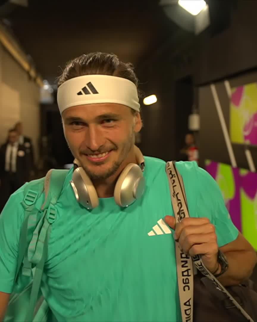 Recordamos este lindo momento que nos regalaron Sinner y Zverev antes de enfrentarse en la final de Madrid. Luego el italiano no tuvo compasión y ganó 6-1 y 6-2 en una hora de juego. ☠️💀