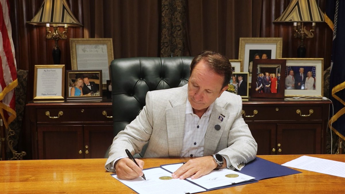 In Louisiana, we want to create good-paying jobs and remove government roadblocks— the last thing businesses need is government getting in their way. We also want to beat China in the race to secure the critical minerals America needs. I’m proud to sign two executive orders to help expedite and streamline these goals!