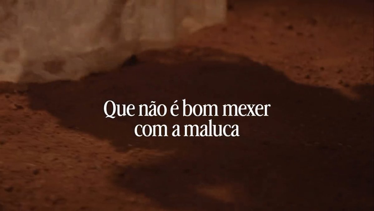 Tem gente precisando desesperadamente de um novo enredo🤦🏻♀️ Pauleteh 🧜🏾♀️ acusar alguém de racismo, conivência ou omissão não transforma uma narrativa em verdade. Racismo é coisa séria demais para ser usado como instrumento de ataque pessoal, engajamento ou disputa de torcida. O Código Penal, no art. 138, inclusive prevê o crime de calúnia quando alguém imputa falsamente a outra pessoa um fato definido como crime. Ninguém é obrigado a se posicionar da maneira que vocês determinam, muito menos a cumprir uma cartilha criada por quem assiste tudo de fora e acha que sabe de tudo. Vocês julgam, acusam e constroem versões sobre situações das quais não têm conhecimento. E depois querem que essas versões sejam tratadas como fatos. E você sabe muito bem que essa sua historinha de amizade com a Ana Paula nunca correspondeu à realidade. Durante todo o reality, você se apresentou como amiga, esteve ao “lado” dela quando isso era conveniente e se beneficiou da proximidade e da visibilidade que ela proporcionava. Agora ficou fácil aparecer nas redes para atacá-la e reescrever essa relação conforme a narrativa que interessa. Militância vazia essa sua. Renaults, nosso recado é simples: deixem essas pessoas caírem no esquecimento. O que não acrescenta, não merece palco. Quem transforma acusação sem fundamento em espetáculo pode continuar falando sozinho. A gente escolhe onde coloca nossa atenção, e definitivamente não será aqui. Dica de hoje: Banho de arruda para o fandom!😄 axé!