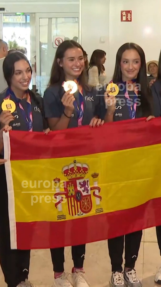 El conjunto sénior español de gimnasia rítmica regresa a España entre aplausos tras proclamarse campeón del mundo: "Hemos escrito historia para nuestro deporte"