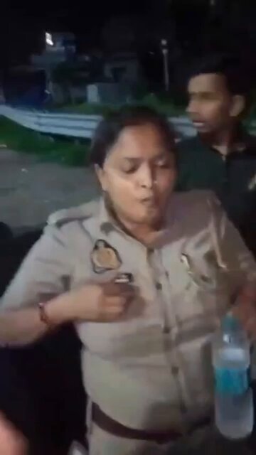 महिला कांस्टेबल की वीडियो वायरल बोली एसएचओ को बुला लो डीसीपी को बुला लो डीएम को बुला लो कोई नेता हो उसको बुला लो। पता नहीं कहाँ से इन्हें ट्रेनिंग मिल रही है आजकल। महिला सिपाही फुल एटिट्यूड मे। फ़ोन पर दरोगा से बोली थाना गया तेल लेने,आप पहले यहां आओं। किसी को भी बुला लो यही हूँ। कानपुर देहात में कानपुर-इटावा हाईवे पर रविवार रात कांवड़ियों और एक महिला सिपाही के बीच विवाद हो गया था,करीब एक घंटे तक दोनों पक्षों में तीखी बहस होती रही,घटना का वीडियो सामने आया है। पुलिस वीडियो की जांच कर विवाद की असली वजह पता लगाने में जुटी है।