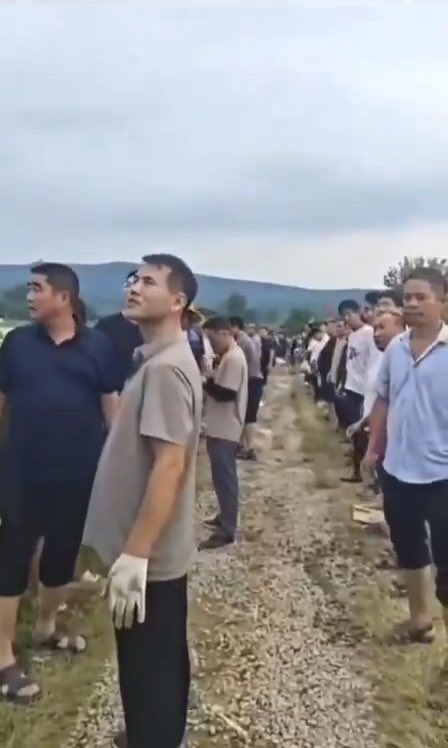 看看在中国，救灾的场面有多大？ 几百号人排成两列长龙，肩并肩、手递手，终于把沙袋送到了现场。 必须把“众志成城”的人力优势发挥到极致。 😂 效率不重要，场面一定要壮观。