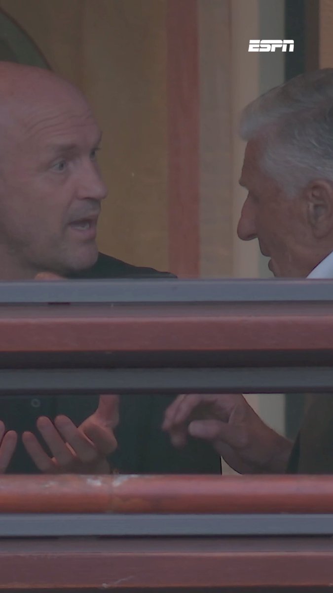 Topoverleg tijdens Jong Ajax - FC Emmen🧐