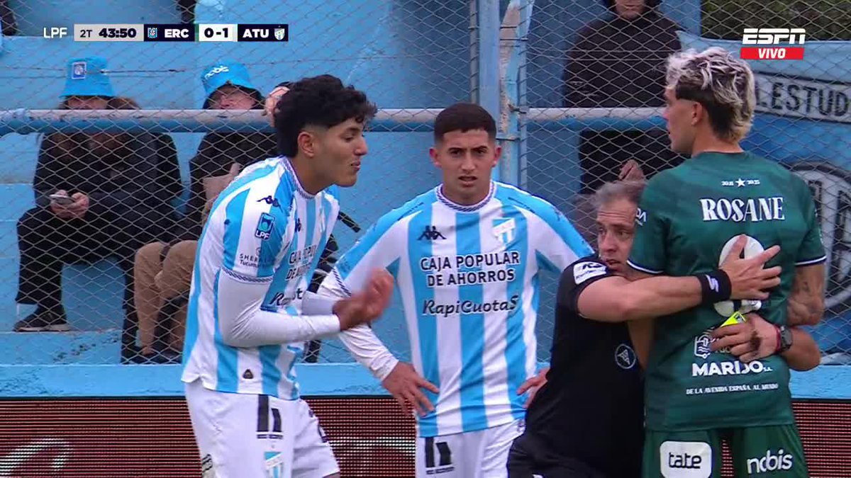 Galván lo TACKLEÓ a Hesar, se ganó la segunda amarilla y se fue expulsado sobre el final del partido entre Estudiantes de Río Cuarto y Atlético Tucumán. Echenique le explicó su decisión didácticamente... ¡con un abrazo a Rosané! 🤣🤣🤣 📺 #ESPN