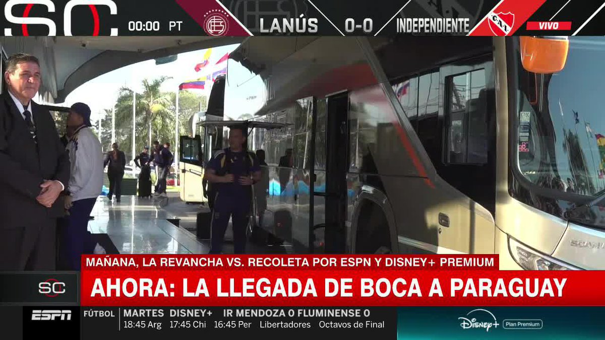 ¡APARECIÓ POR ATRÁS ROMÁN! Riquelme, el presidente de Boca, llegó junto al plantel Xeneize a Asunción. El equipo del Vasco Arruabarrena jugará este martes la vuelta de los octavos de la #Sudamericana ante Recoleta. 📺 #DisneyPlus Plan Premium | #SportsCenter