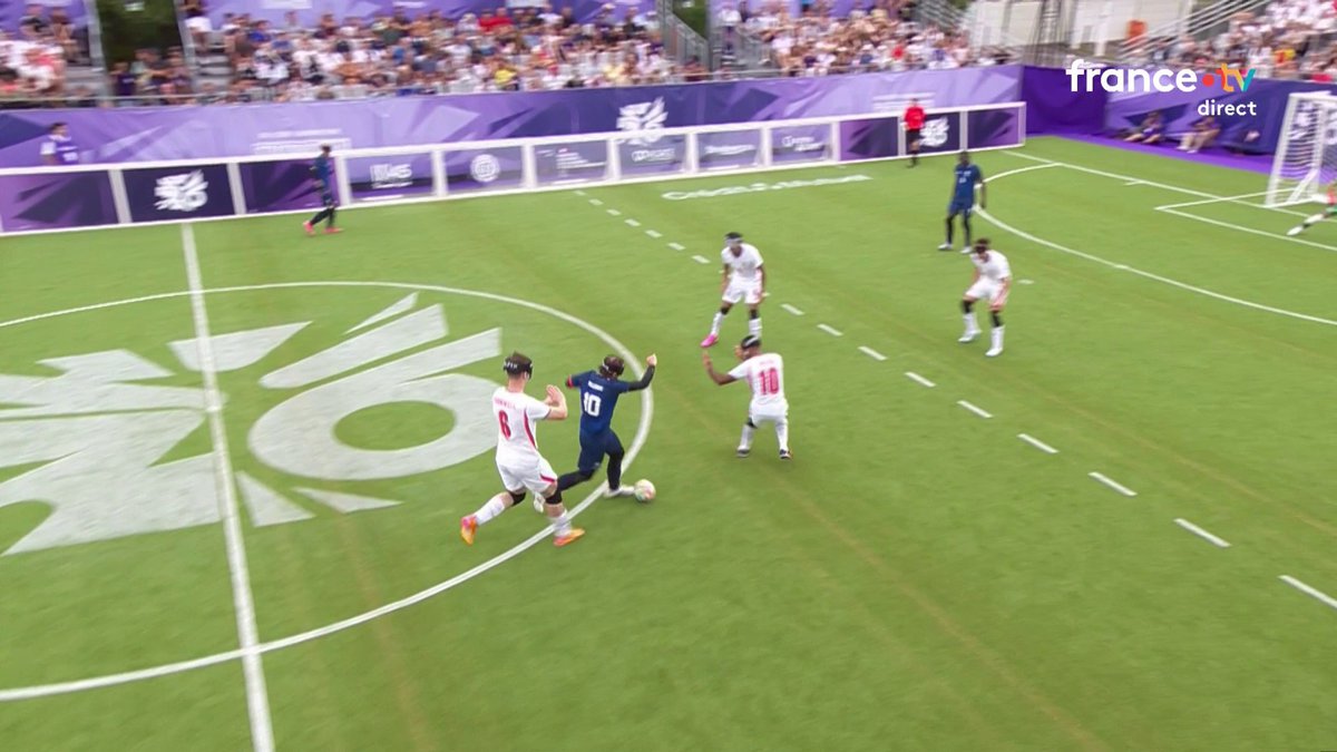MAIS IL EST INCROYABLE ?!?!? 🤩🇫🇷 Frédéric Villeroux a permis aux Bleus de remporter leur premier match à l’EURO de Cecifoot… D’UN QUADRAPLÉ DONT CE BUT PHÉNOMÉNAL FACE AUX ANGLAIS 🏴. ⚽️⚽️⚽️⚽️ Il est… S E N S A T I O N N E L 👏 🎥 francetvsport