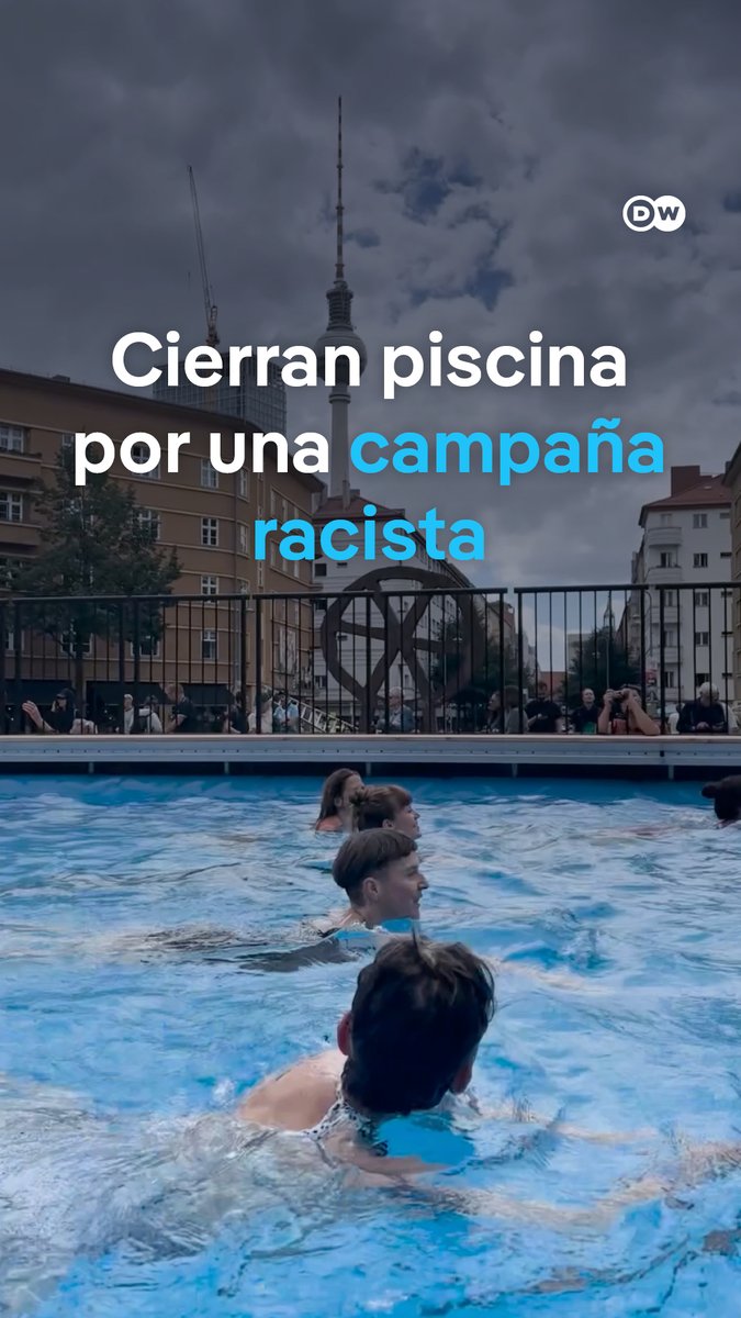 Amenazas racistas obligan a cerrar una piscina pública en Berlín Una piscina temporal frente al teatro Volksbühne de Berlín reservó una sesión para niños y adolescentes negros, a petición de una organización antirracista. Tras viralizarse un video crítico y multiplicarse las amenazas en internet, los organizadores cancelaron el acto por motivos de seguridad.