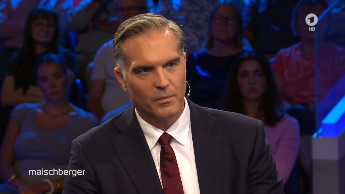 „Die Stimmung ist auf jeden Fall zurzeit gedrückt“, sagt Frederik Pleitgen (@FPleitgenCNN) über die Lage in #Russland. Es sei aber „immer noch sehr weit davon entfernt, dass Russland destabilisiert wird“. Es gebe noch immer sehr viele „Hardcore-Patrioten“. #maischberger