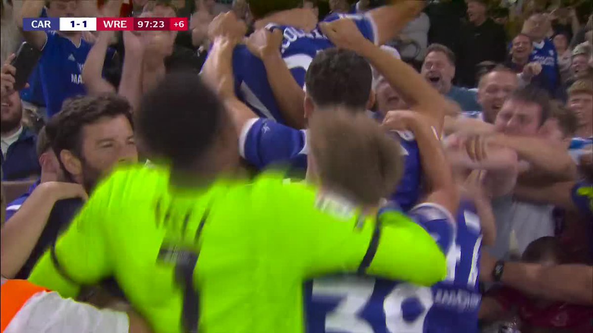 🤯 EL ASCENSO INGLÉS ES LOCURA 🎯 Golazo de tiro libre en la última jugada de Rubin Colwill para el 1-1 de Cardiff vs. Wrexham (Kieffer Moore) en la fecha 1 de la #Championship 🔥 Fue hasta el arquero Trott a festejar con el ‘10’ y con los hinchas 📺 #DisneyPlus Plan Premium