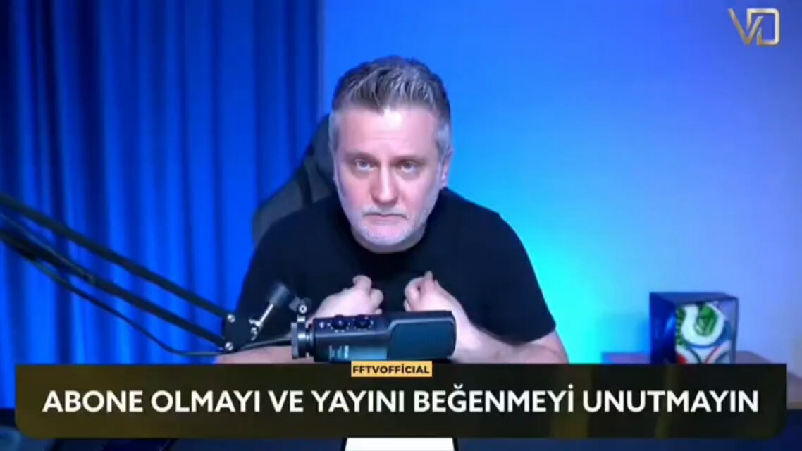 🗣Volkan Demir: Avrupa'yı salın kardeşim. Bunu 5 yıldır söylüyorum. Galatasaray'ın en büyük taktiği bu. Bunu Fener medyasına ben soktum bu hikayeyi. Galatasaray'ın bütün hikayesi bu. Galatasaray Avrupa kupalarına katılamayacak duruma gelir, o sezon 13. oldu. Sonrasında sıfırdan takım yapar ve o takımla Fatih Terim 2 sene gitti, Okan Buruk'la 4 sene gitti. O da senin yanlış stratejin yüzünden 4 sene gitti.