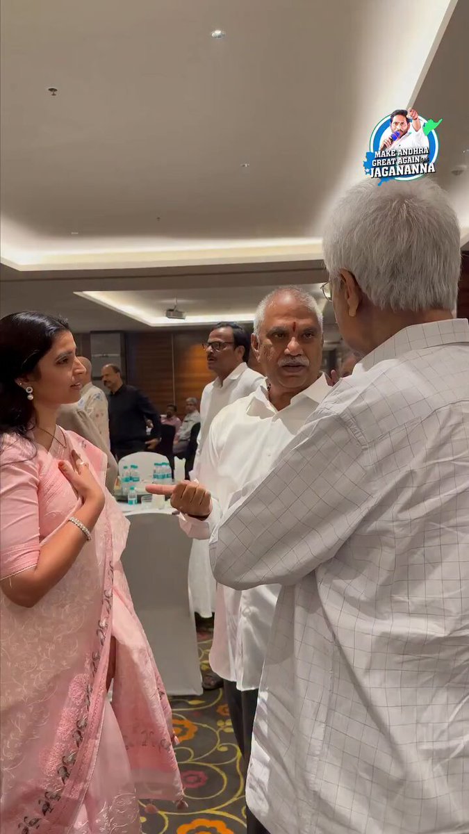ఇది శ్యామల గారి కొడుకు దోతీల ఫంక్షన్ అనుకున్నారా?? లేదు చెవి రెడ్డి గారి కొడుకు పెళ్లి అనుకున్నారా?? అది కూడా కాదు!! 🤦 మరి ఎవరిదీ ఈ ఫంక్షన్??? వైసీపీ ప్రభుత్వం లో చక్రం తిప్పిన కీలక అవినీతి రిటైర్డ్ ఐపీఎస్ పీఎస్ఆర్ ఆంజనేయులు గారి కొడుకు పెళ్లి రిసెప్షన్!! అవాక్కయ్యారా 😄 మన రాష్ట్రంలో జెన్ జీ ప్రశ్నించాల్సింది ఇలాంటి అవినీతి అధికారులని కదా!! ఇతను ఎన్ని అవినీతి కేసుల్లో నిందితుడో తెలుసా? ఇవి మచ్చుకు కొన్ని మాత్రమే!! 🔹 కాదంబరి జెత్వానీ కేసు 🔹 రఘురామ కృష్ణరాజు కస్టోడియల్ టార్చర్ కేసు 🔹 AP Liquor Scam కేసు 🔹 APPSC Group-1 వ్యవహారం 🔹 గతంలో encounter కేసులపై NHRC విచారణ ఇదే గొడ్డలి పార్టీ మ్యాజిక్ - ఎన్ని వందల మంది ఐఏఎస్ ఐపీఎస్ అధికారులు ఆ పార్టీతో అంటగాగి జైలు జీవితం గడిపారో! #YSRCriminalPolitics