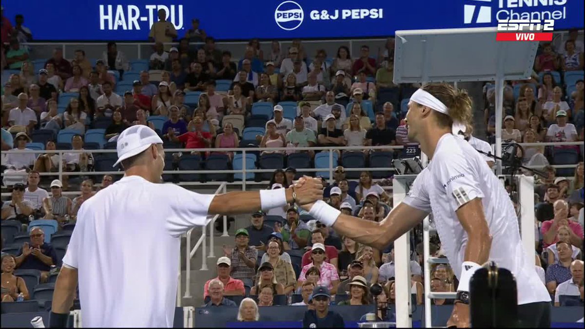 Fuerte pelotazo al cuerpo de Zverev, pero Atmane se lo tomó con la mejor onda. 🤝👍 📺 Mirá #Cincinnati en el Plan Premium de Disney Plus.