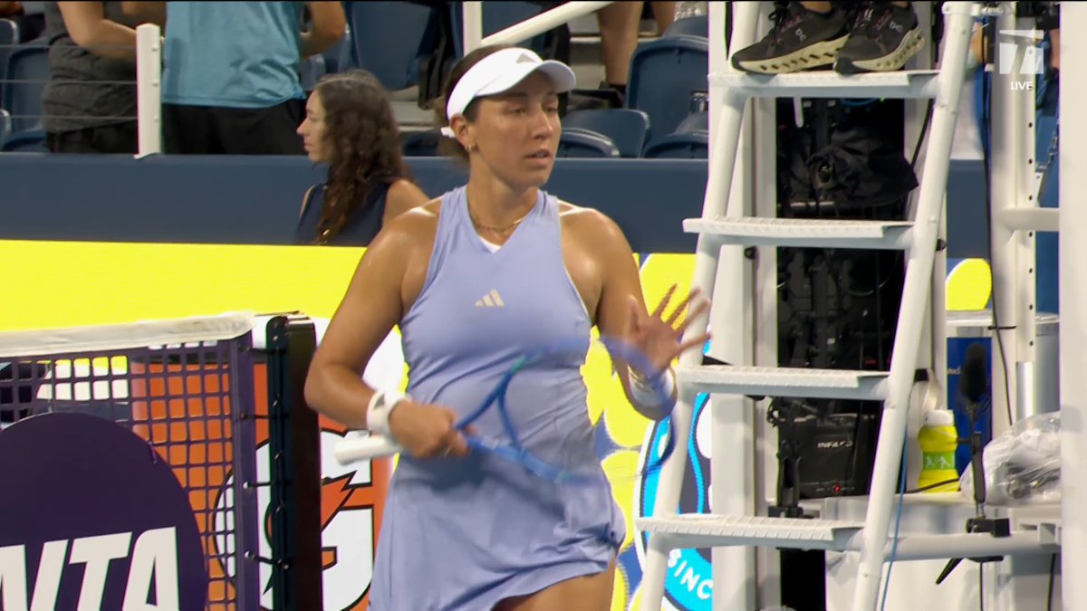 Jess seals it with an ace 💫 Pegula moves past Navarro in straight sets 7-5, 6-2. #Cincytennis