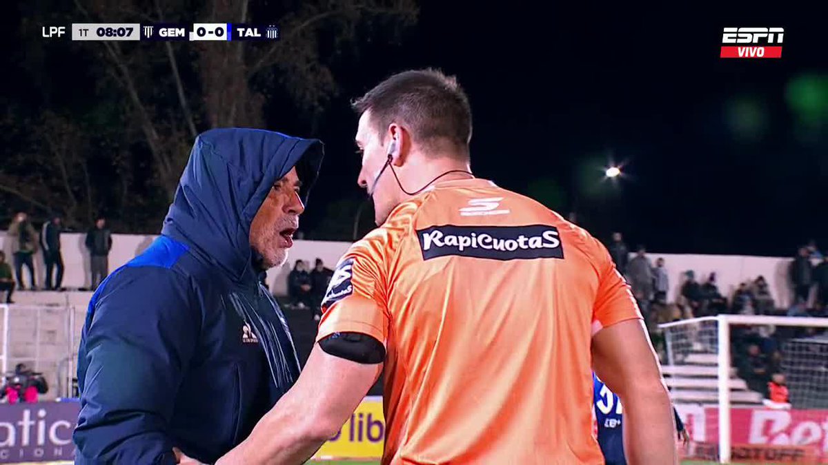 Luego de ver la jugada en la tablet, Jorge Sampaoli se le fue al humo al 4° árbitro, exigiendo que no se sancione el penal para Gimnasia de Mendoza. Finalmente, la jugada no se revisó en el VAR y Módica marcó el 1-0 ante Talleres... 📺 #ESPN