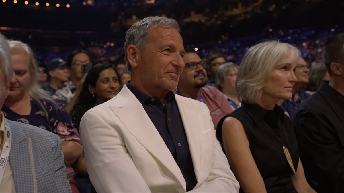 Former Disney CEO Bob Iger was among the 11 stars, storytellers and leaders to officially join the ranks of Disney Legends. David Muir reports on the honor and who was there to pay tribute to Iger's impact at the company.